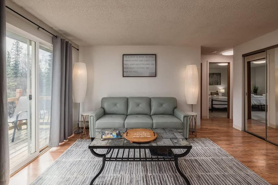 Cozy Creekside Retreat -2BR Near Airport Apartment in Anchorage