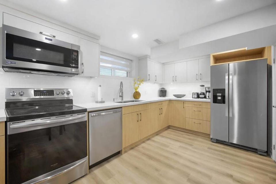 Charming Streetsville 2BR Suite-Parking & Laundry Apartment in Mississauga