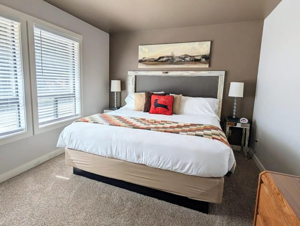 Lakeside Park Retreat Patio, Grill, Kitchen, AC Apartment in Chelan (In Town)