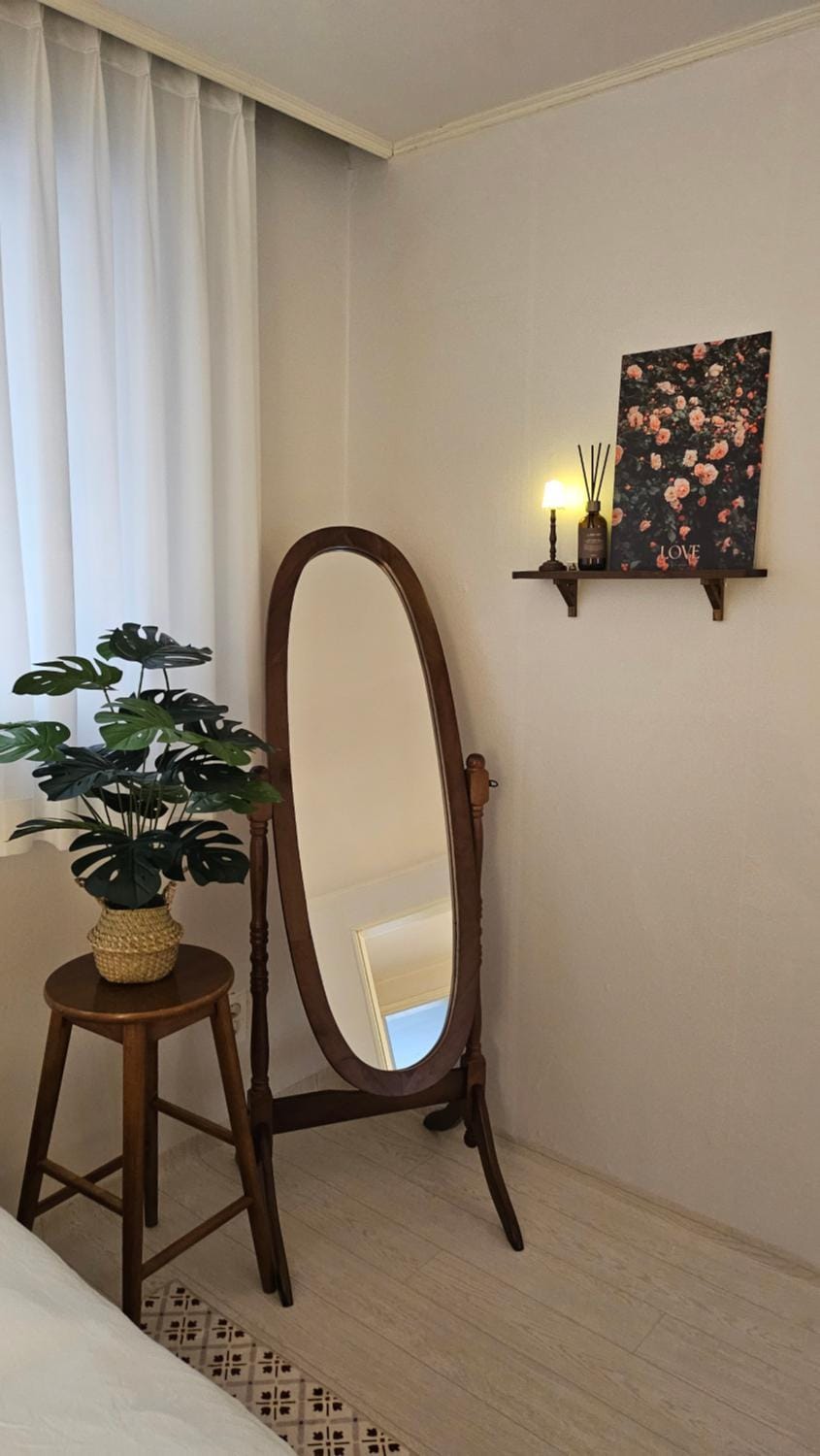 Large 2BR Apartment near Hongdae, Mangwon Market & Han River, 6 Guests Apartment in Seoul