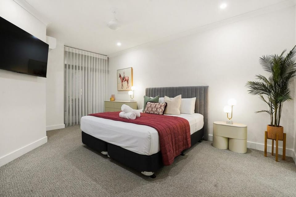 Dazzling Harbour Views, City Escape - Pool and Gym Apartment in Darwin