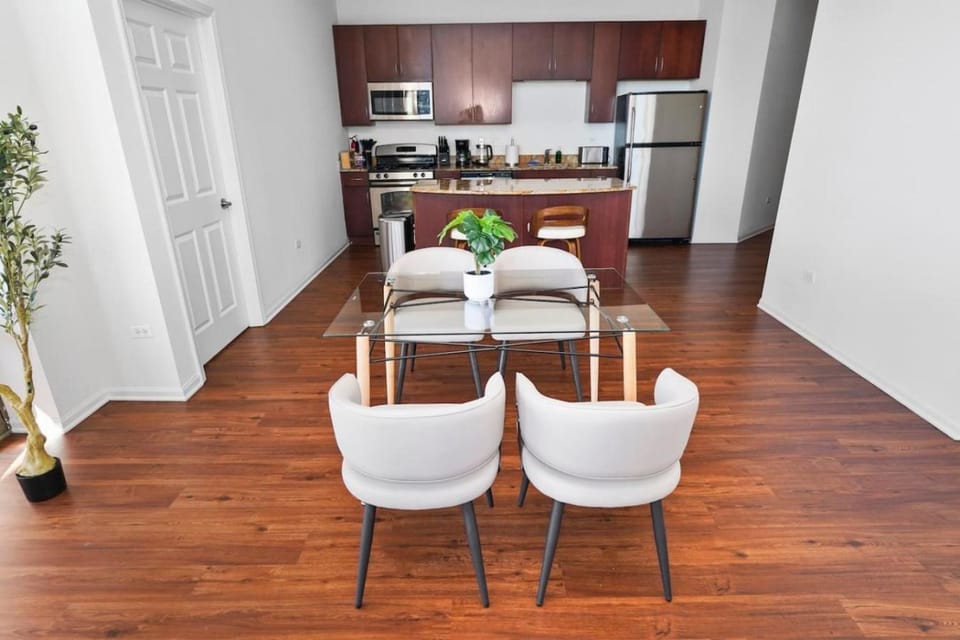 29th Floor 2BR Suite with Balcony and Gym Apartment in South Loop