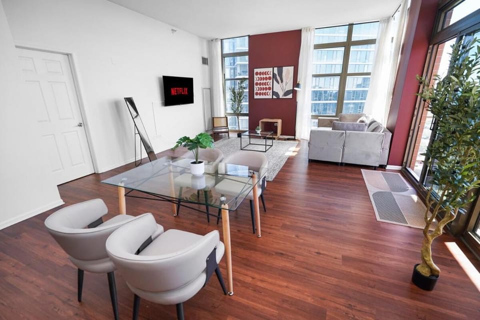 29th Floor 2BR Suite with Balcony and Gym Apartment in South Loop