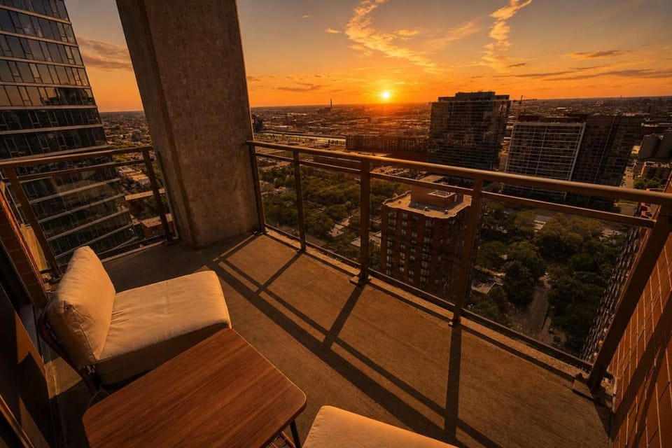 29th Floor 2BR Suite with Balcony and Gym Apartment in South Loop