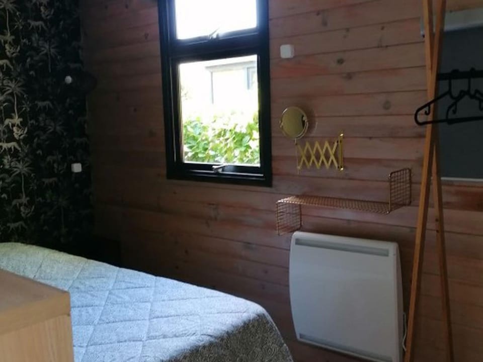 Chalet cosy et climatisé - 2 pers. - API-1-52-2807 Campground/ 
RV Resort in Provence-Alpes-Côte d'Azur