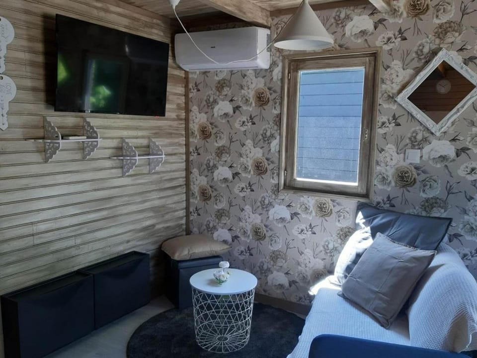 Chalet avec climatisation - 4 pers. - API-1-52-2808 Campground/ 
RV Resort in Provence-Alpes-Côte d'Azur