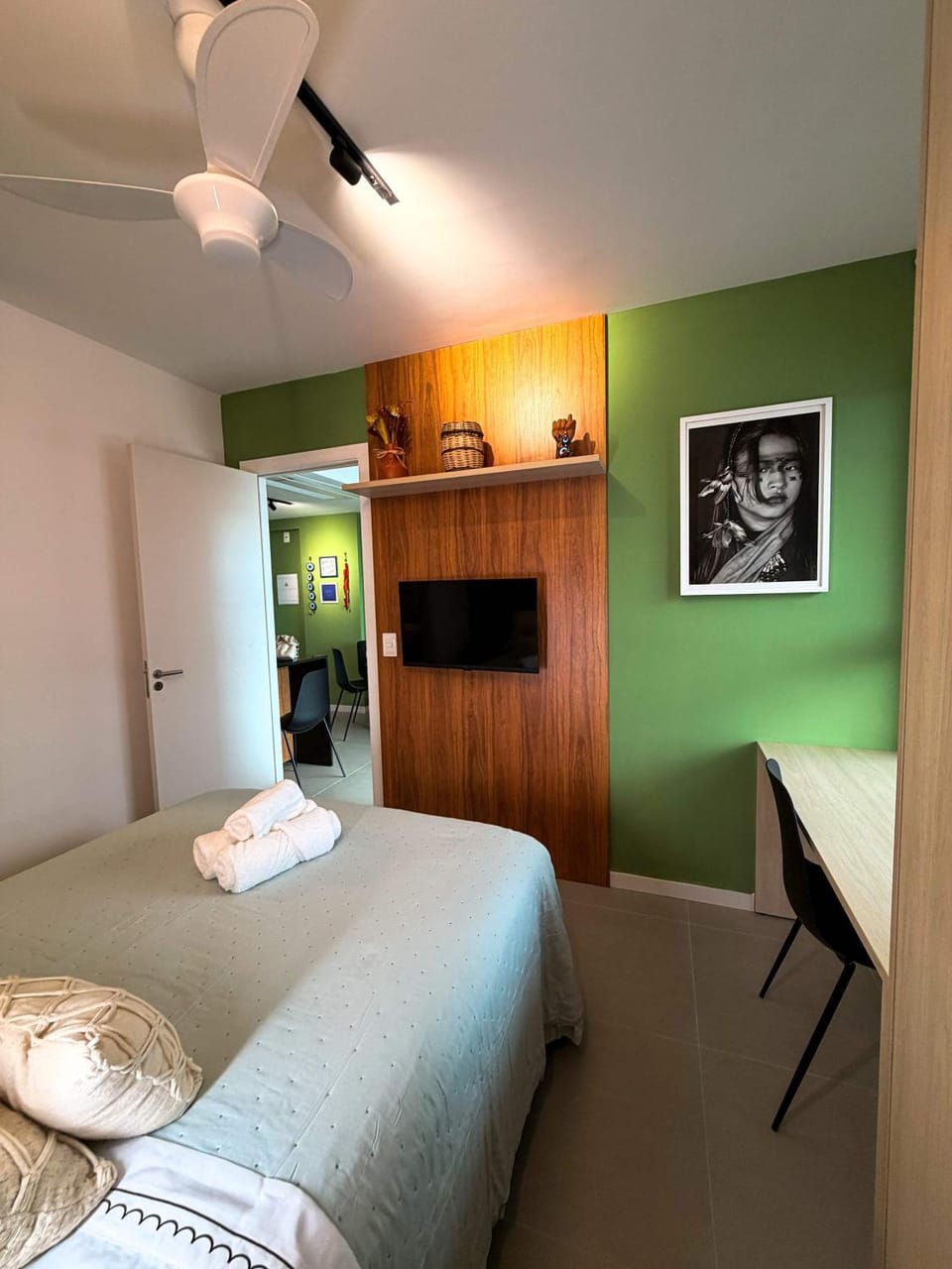 Bed, Bedroom, towels
