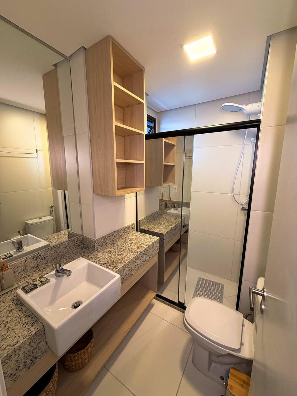 Shower, Toilet