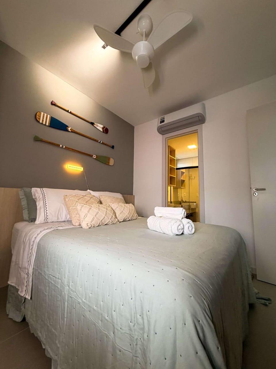 Bed, Bedroom, towels, air conditioner