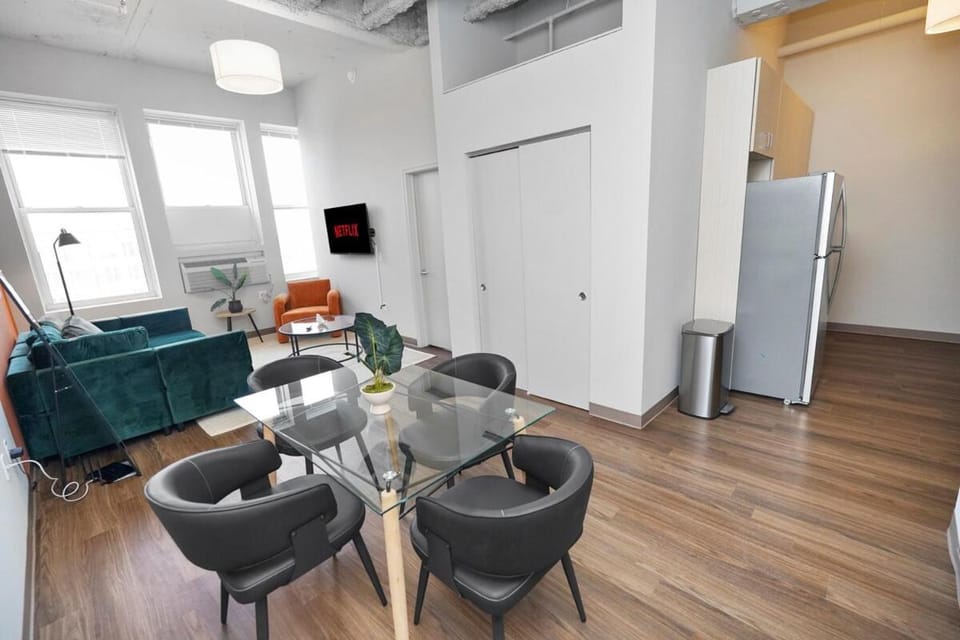 Downtown Milwaukee 2BR, 5 Min Walk to RiverWalk Apartment in Milwaukee