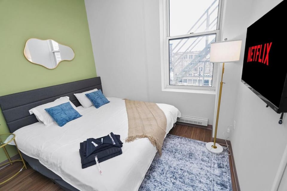 Downtown Milwaukee 2BR, 5 Min Walk to RiverWalk Apartment in Milwaukee