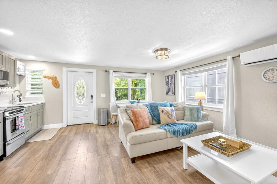 Walk to Siesta Key Beach & Village, Pool, Dock, Game Room! Apartment in Siesta Beach