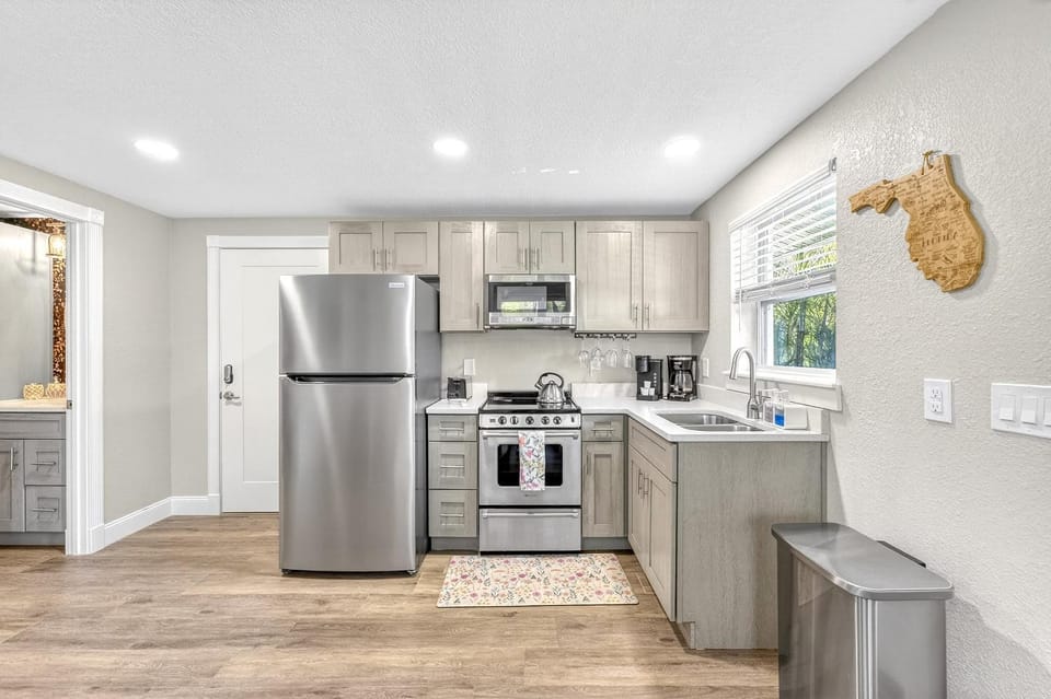 Walk to Siesta Key Beach & Village, Pool, Dock, Game Room! Apartment in Siesta Beach