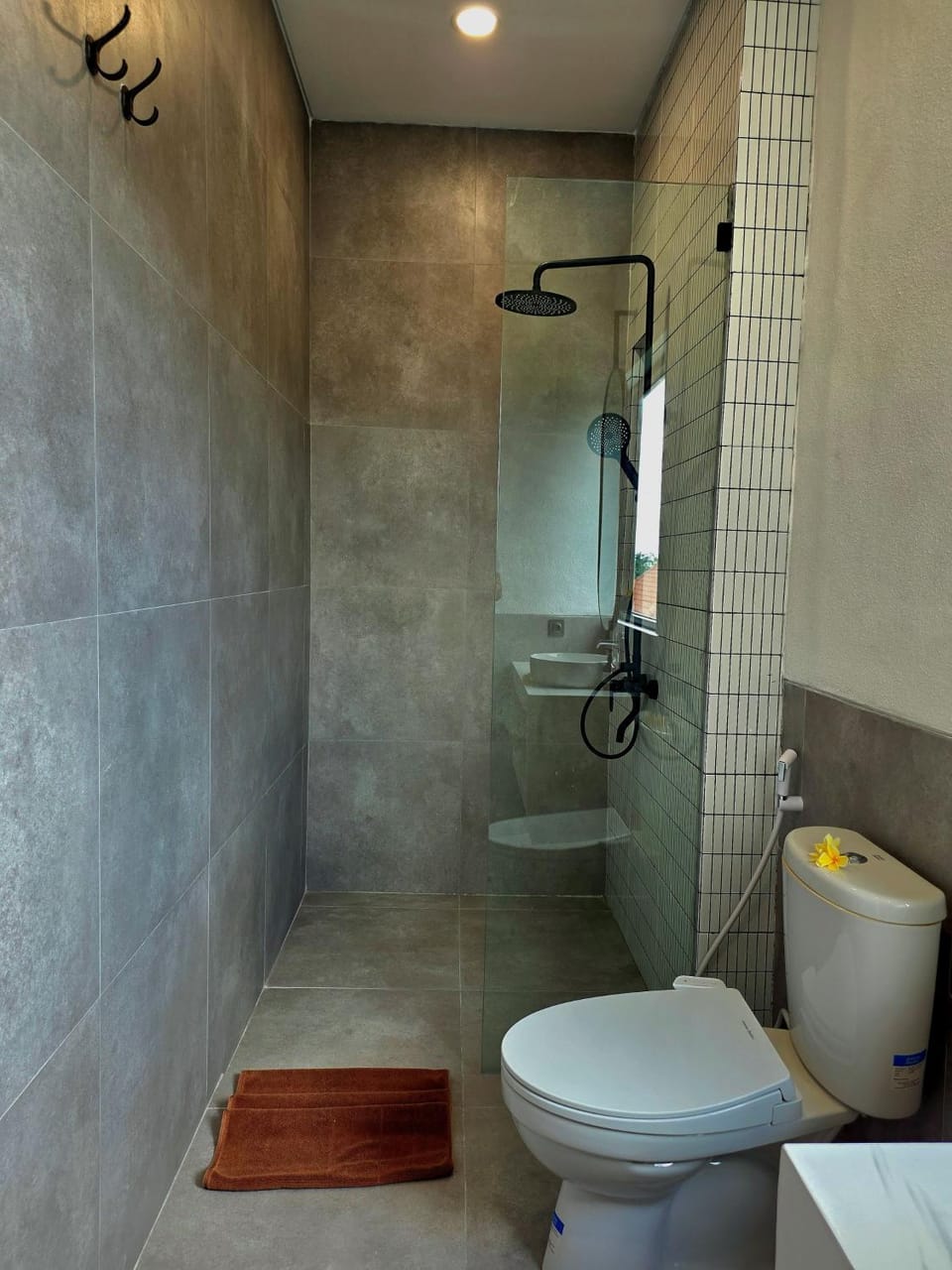 Shower, Toilet, Bathroom, bidet, towels