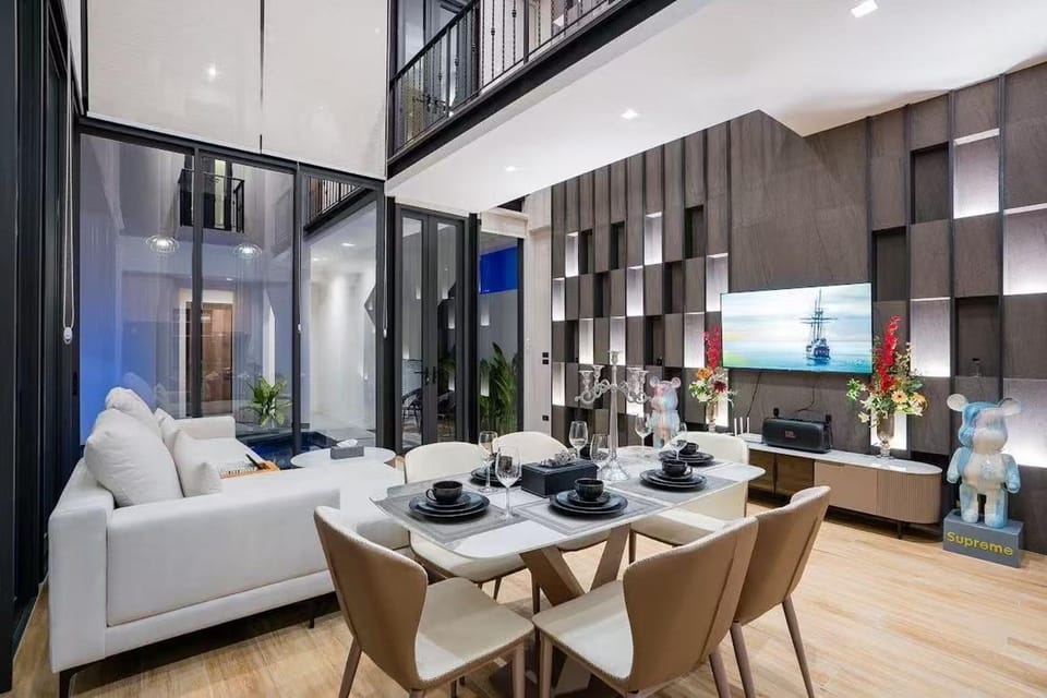 Communal lounge/ TV room, Karaoke, TV and multimedia, Living room, Seating area, Dining area, Evening entertainment