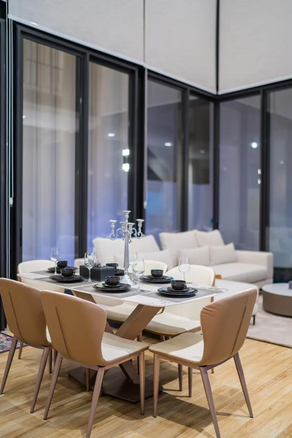 Restaurant/places to eat, Living room, Dining area