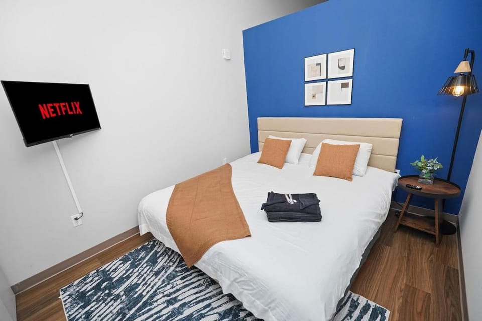 Downtown 2BR Stay 4 Min to Milwaukee Public Market Apartment in Milwaukee