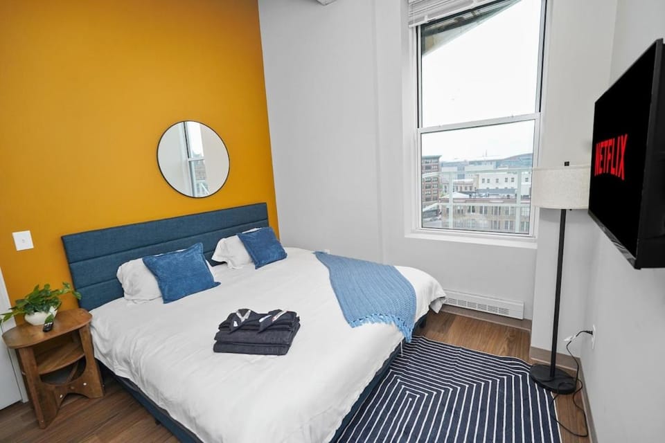 Downtown 2BR Stay 4 Min to Milwaukee Public Market Apartment in Milwaukee