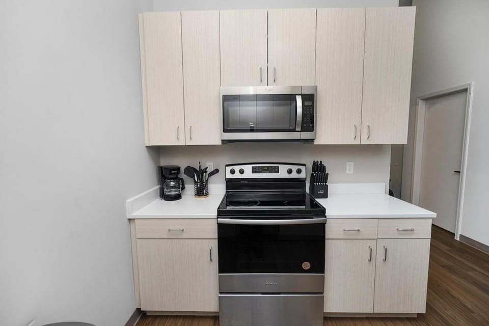 Downtown 2BR Stay 4 Min to Milwaukee Public Market Apartment in Milwaukee