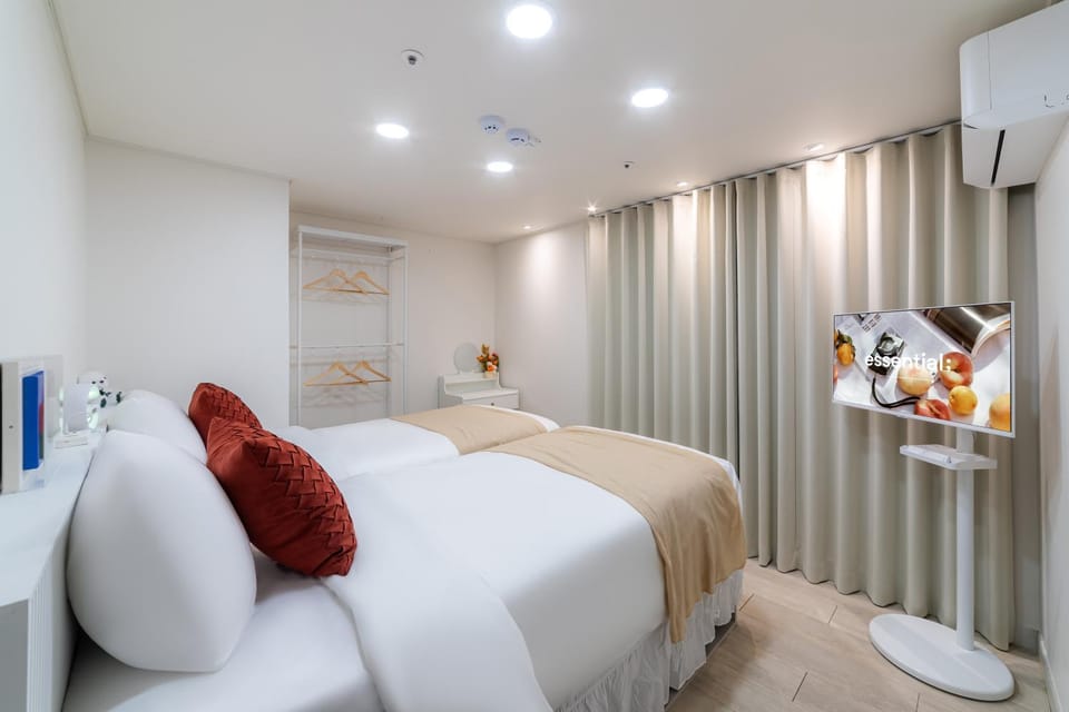 Bed, Photo of the whole room, Bedroom, air conditioner