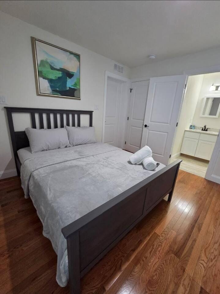 Bed, Bathroom, Photo of the whole room, Bedroom