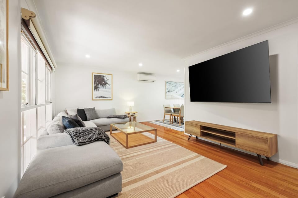 TV and multimedia, Living room, Seating area, Evening entertainment, air conditioner
