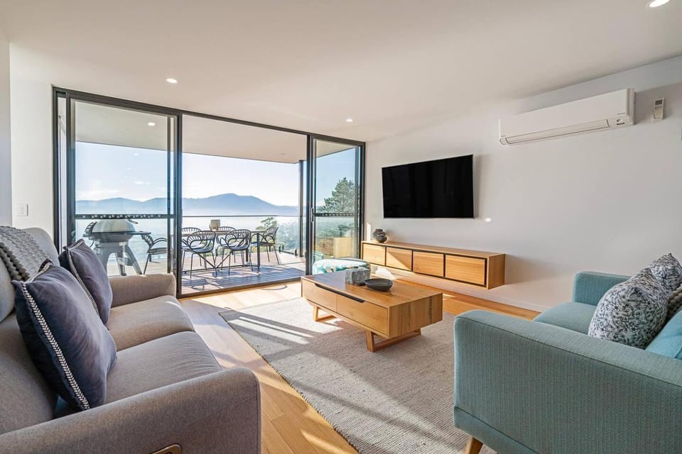 TV and multimedia, Living room, Seating area, Evening entertainment, air conditioner