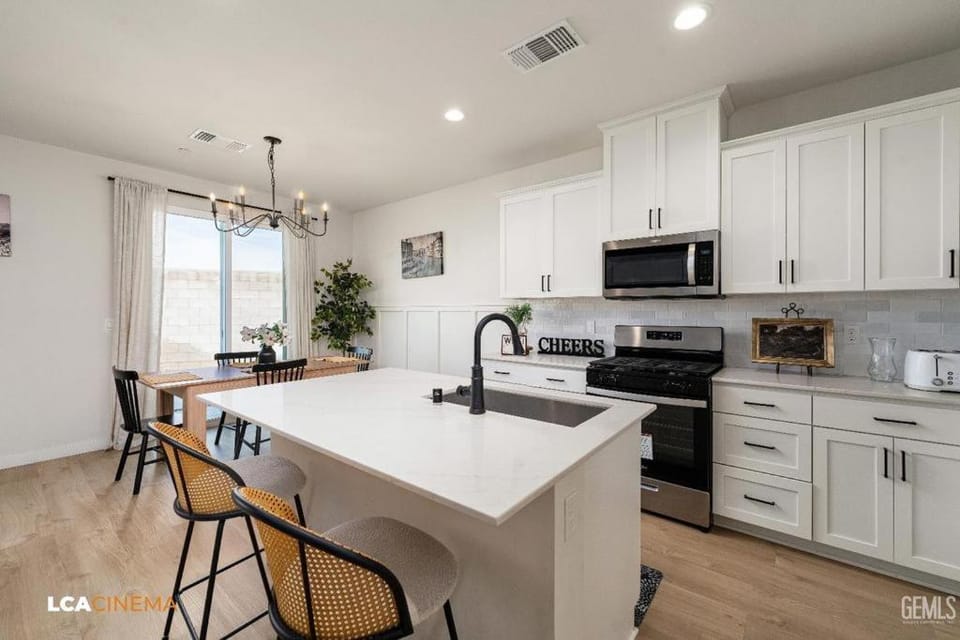 Business Travel Ready New 3BR Near Airport House in Bakersfield