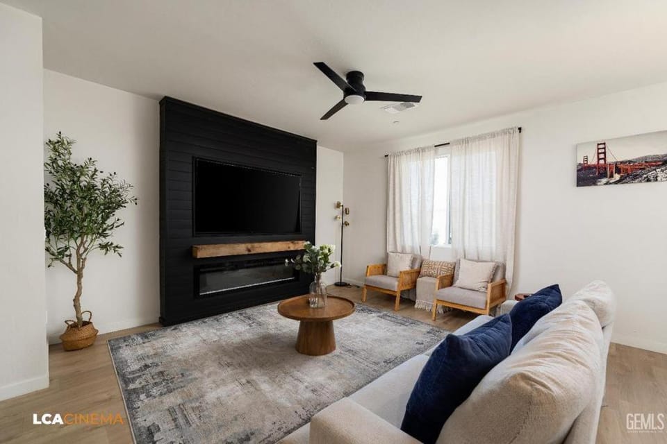 Business Travel Ready New 3BR Near Airport House in Bakersfield
