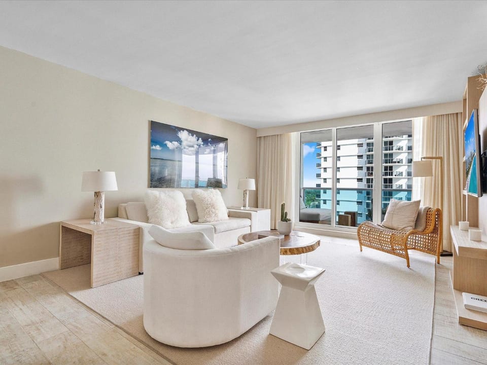 Luz Brillosa 1009 House in South Beach Miami