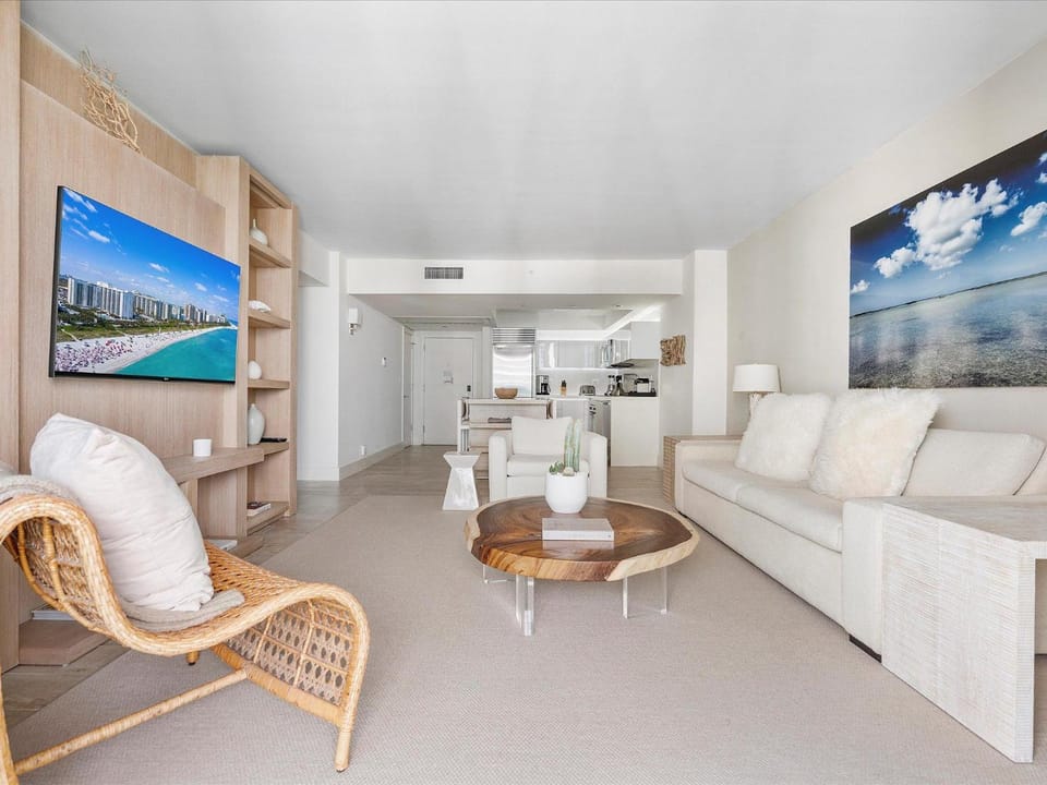 Luz Brillosa 1009 House in South Beach Miami