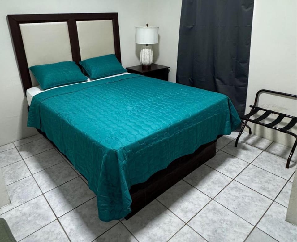 Piñas Room Hotel in Atlántida Department