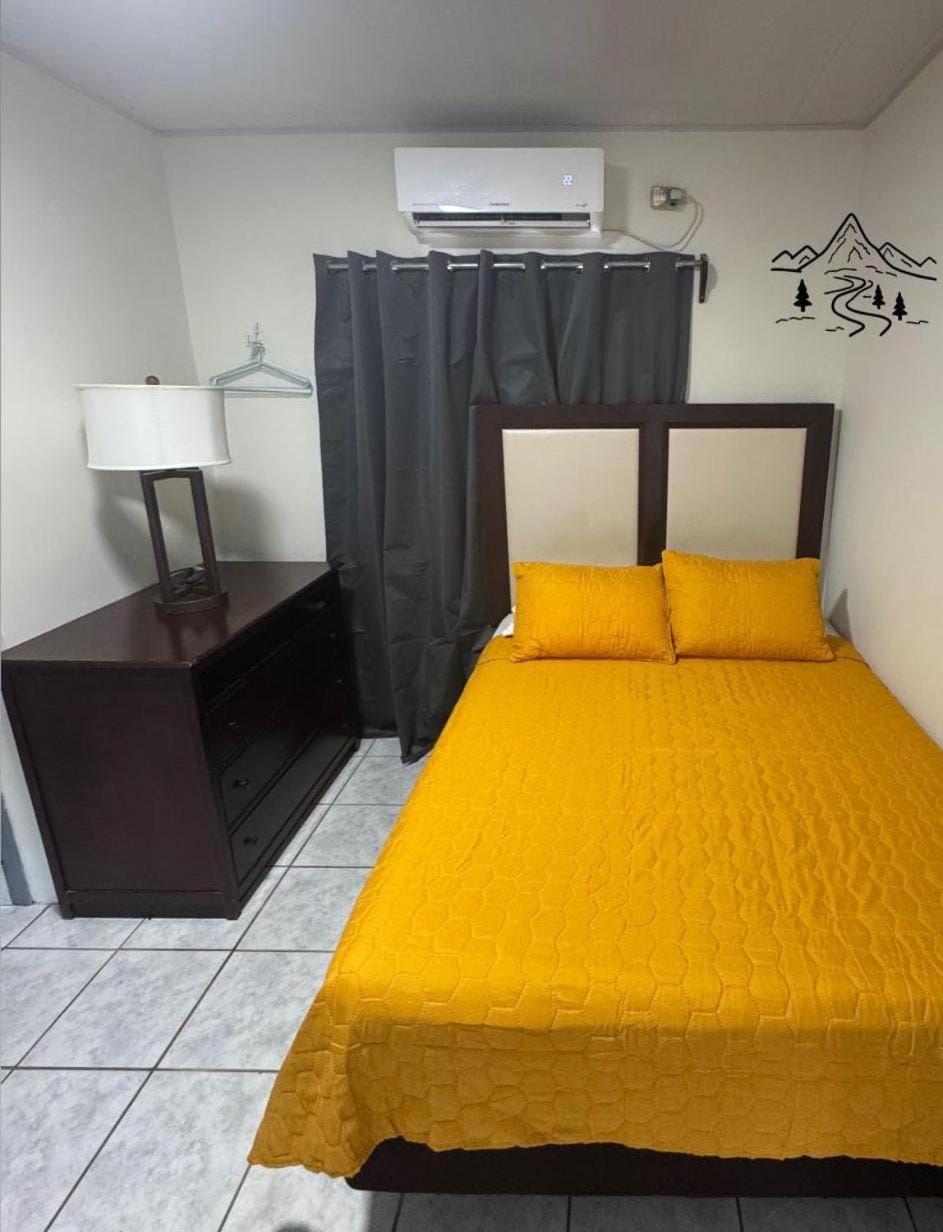 Piñas Room Hotel in Atlántida Department