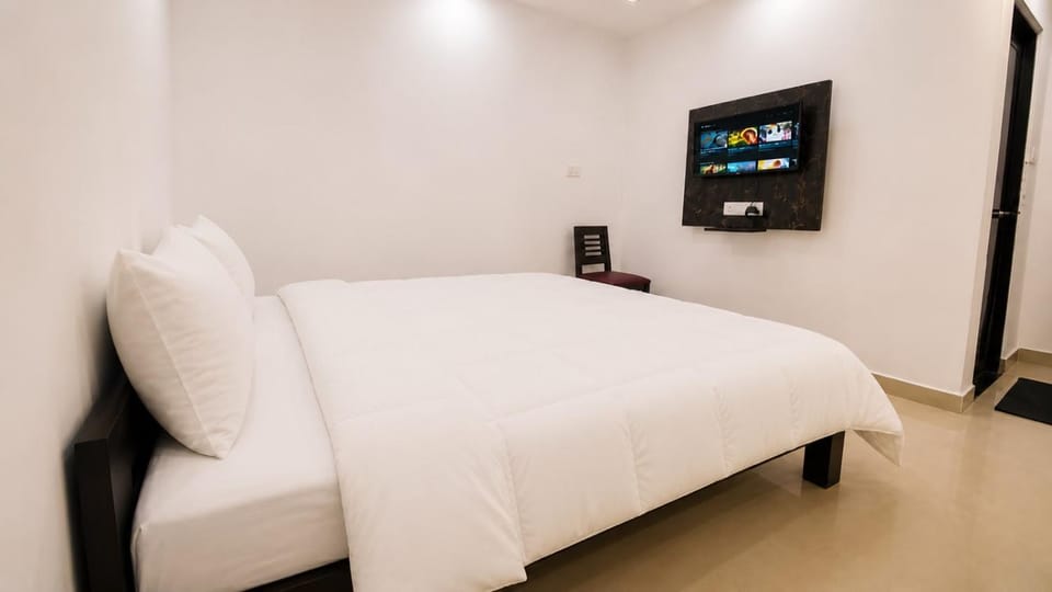Bed, TV and multimedia, Photo of the whole room, Bedroom
