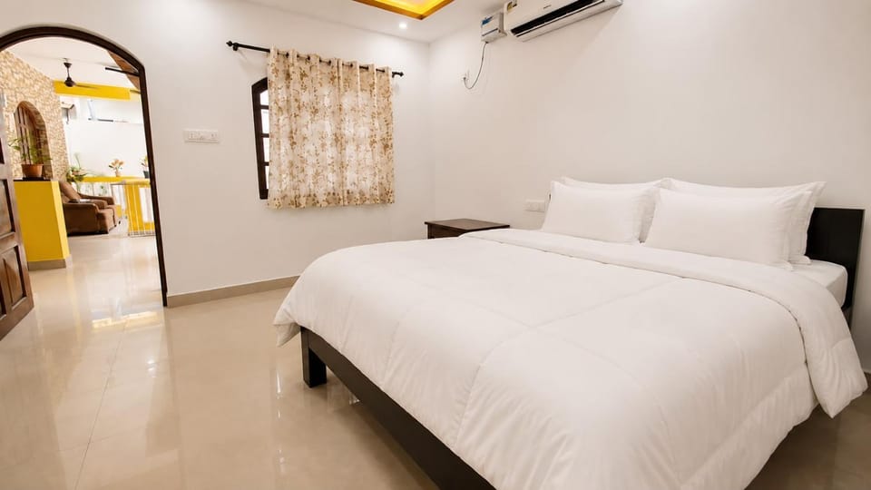Bed, Photo of the whole room, Bedroom, fireplace, air conditioner
