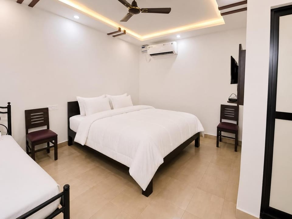 Bed, Photo of the whole room, Bedroom, fireplace, air conditioner