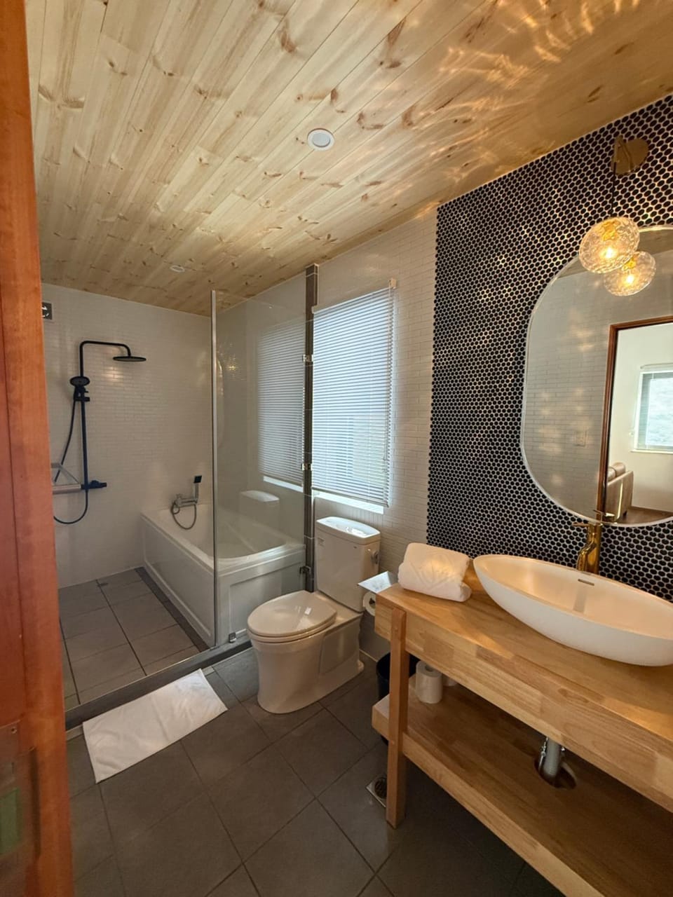 Hakuba Hutch A&B Apartment in Hakuba