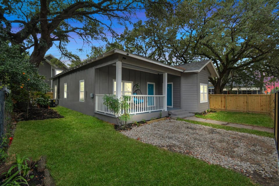 The Noble Porch House House in Harris County