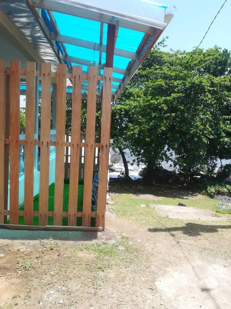 Côté plage petit cocon privatif face à la mer House in Cameroon