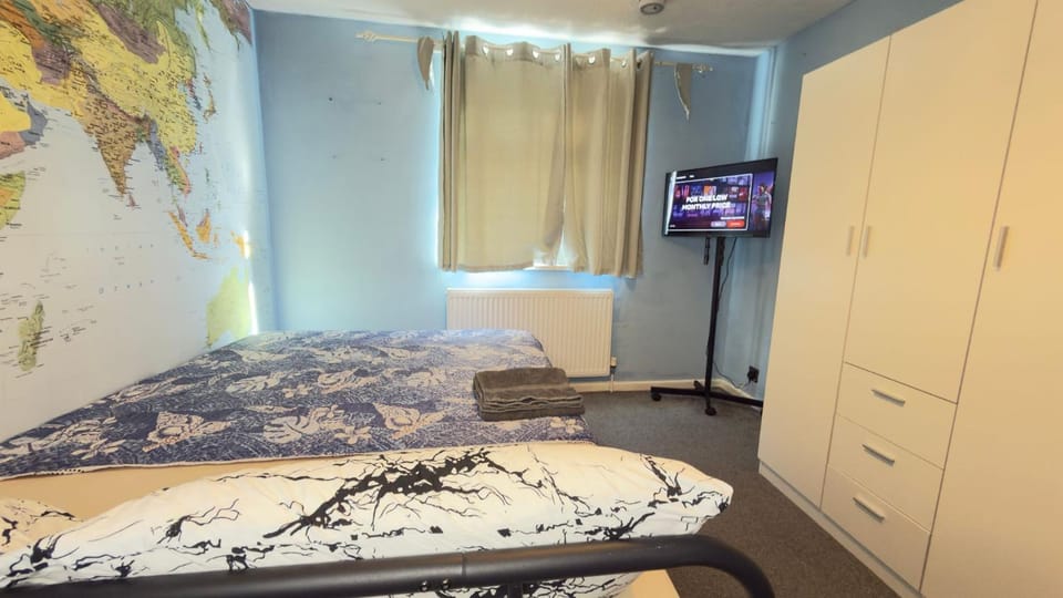 Communal lounge/ TV room, Bed, TV and multimedia, Living room, Bedroom