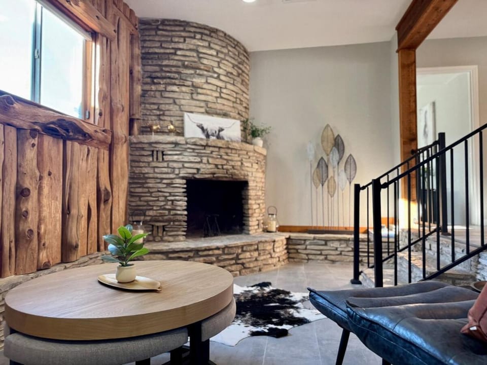 4 acre private home, TX Hill Country Hot Tub and Bonus Cottage House in Rio Grande