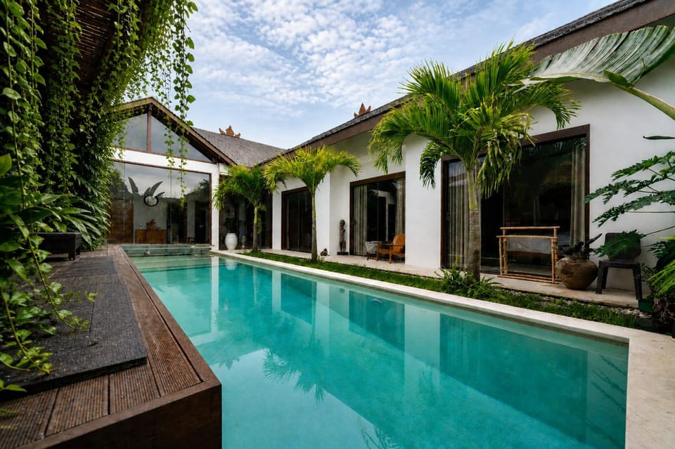 Property building, Day, Garden, Garden view, Swimming pool