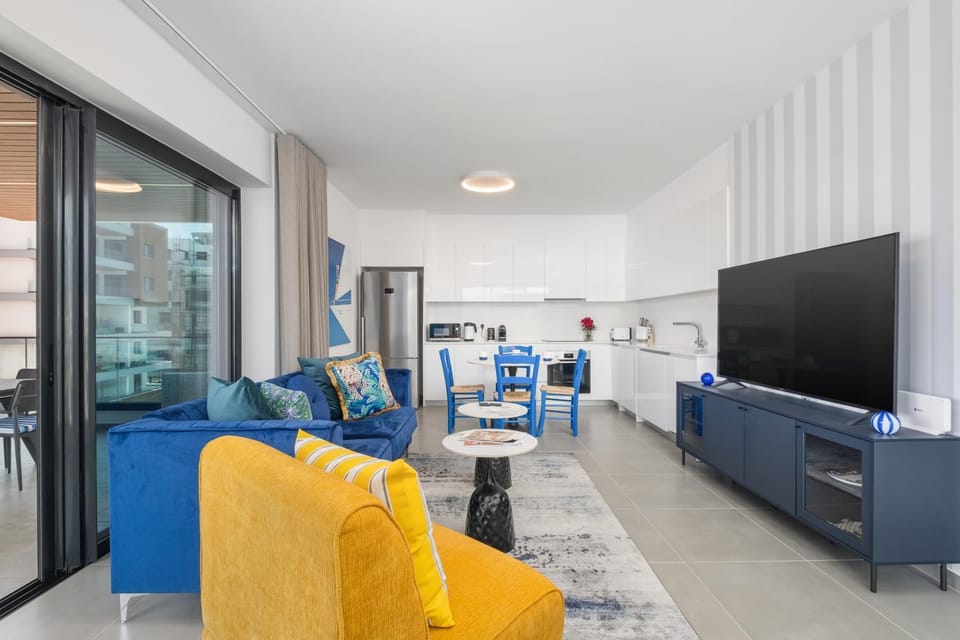 TV and multimedia, Kitchen or kitchenette, Living room, Seating area, Evening entertainment