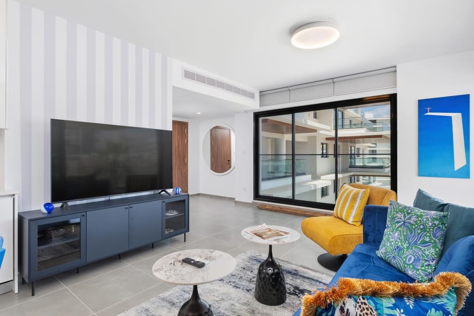 TV and multimedia, Living room, Seating area, Evening entertainment