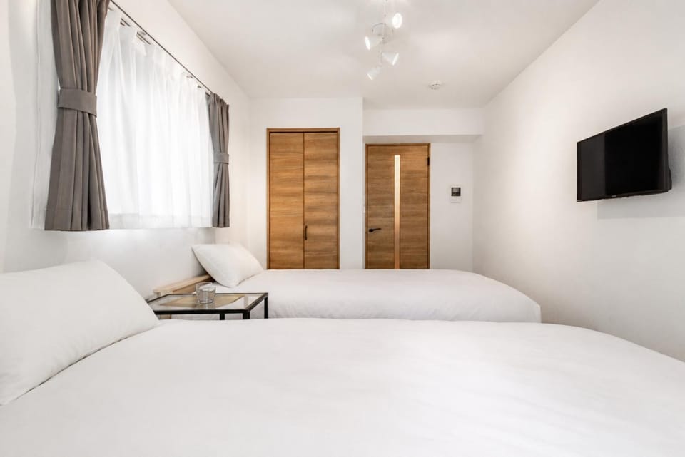 Bed, TV and multimedia, Photo of the whole room, Bedroom