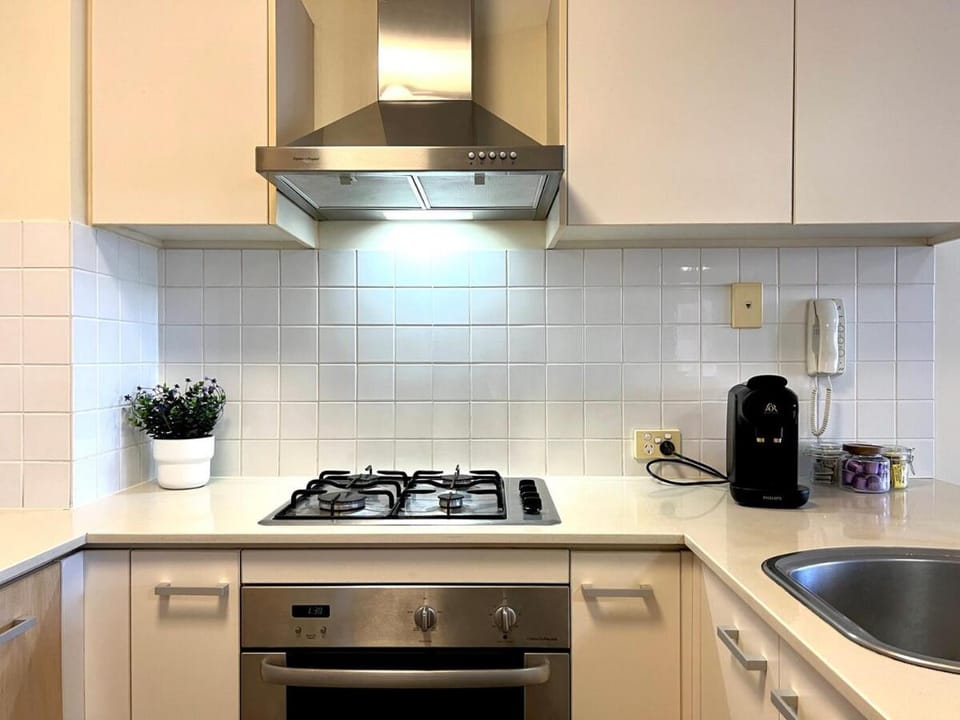 Coffee/tea facilities, Kitchen or kitchenette, stove