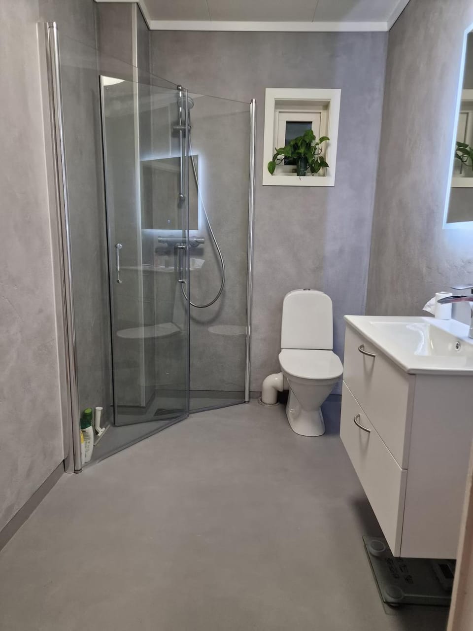 Shower, Toilet