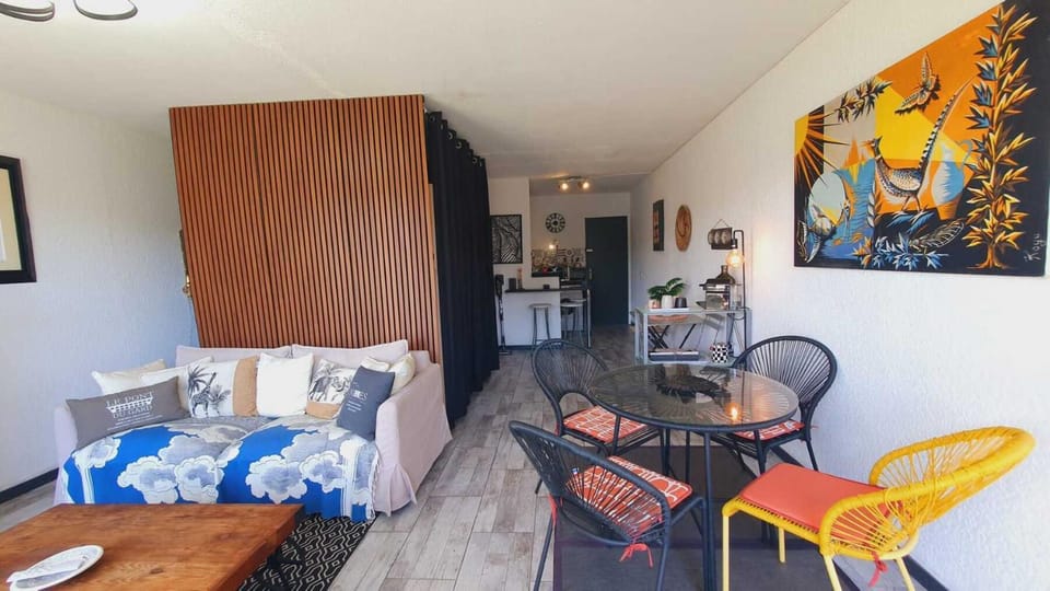 Photo of the whole room, Dining area