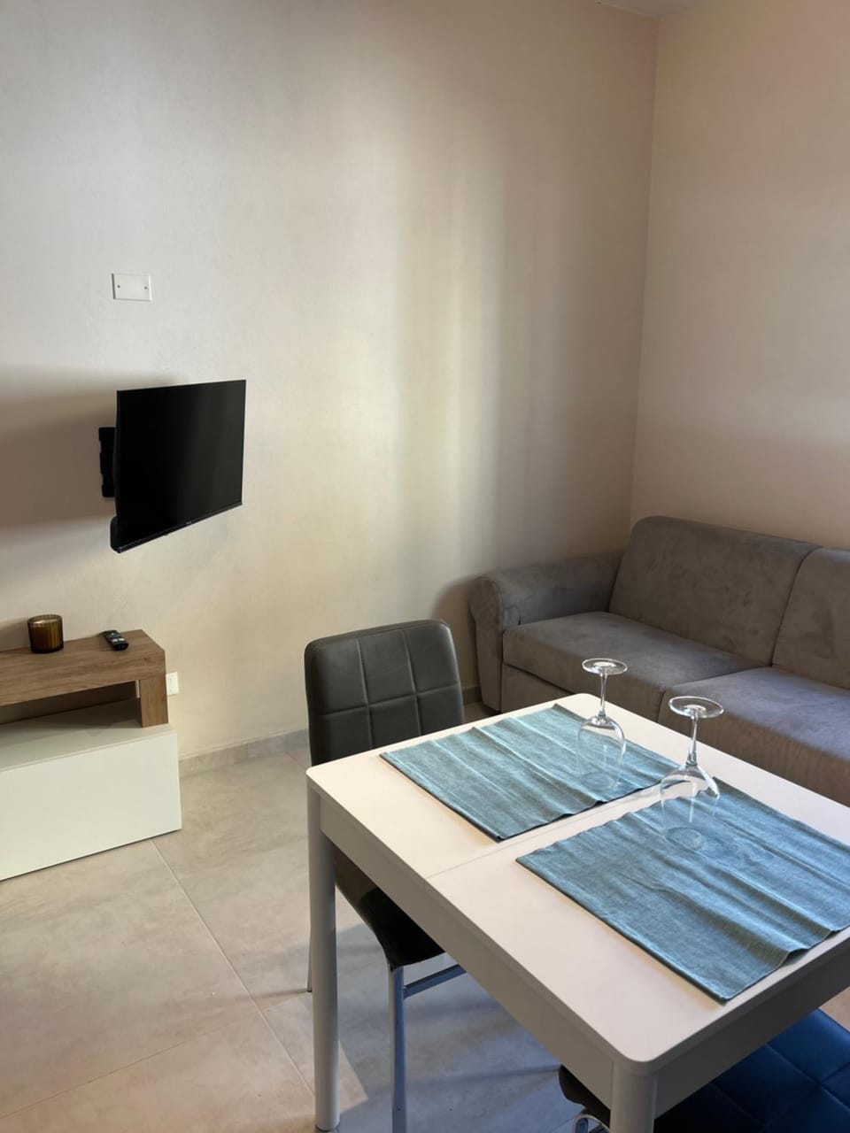 Communal lounge/ TV room, TV and multimedia, Living room, Seating area, Dining area, Evening entertainment