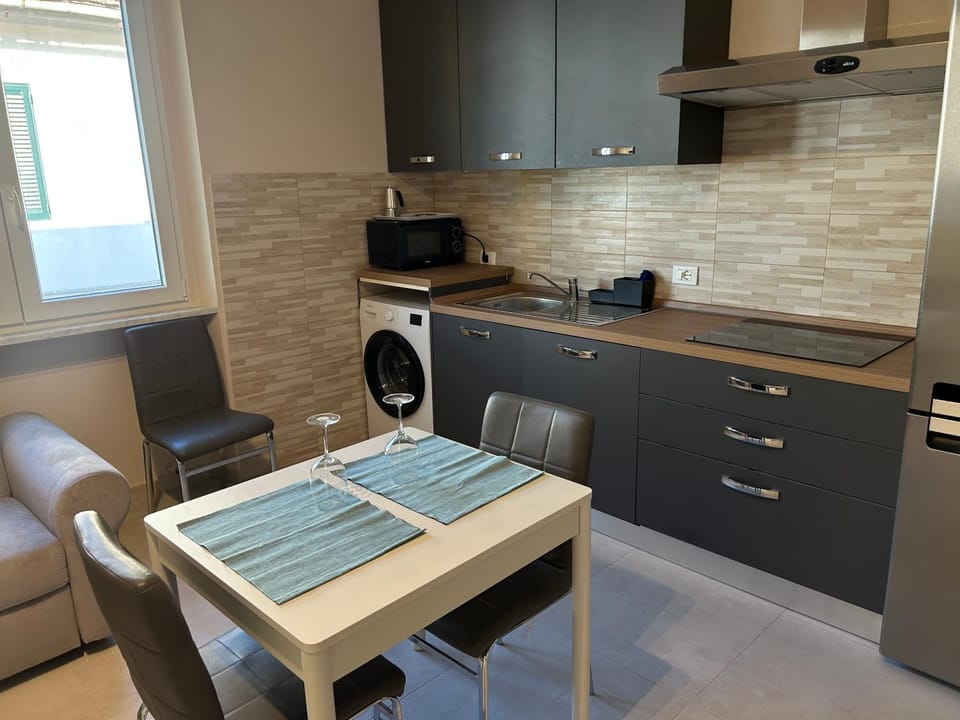 Kitchen or kitchenette, Dining area, stove